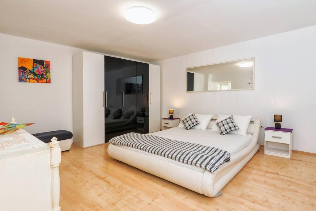 Relaxing 2Bd Apartment, Ground Floor - Walk To Old Town Split Extérieur photo