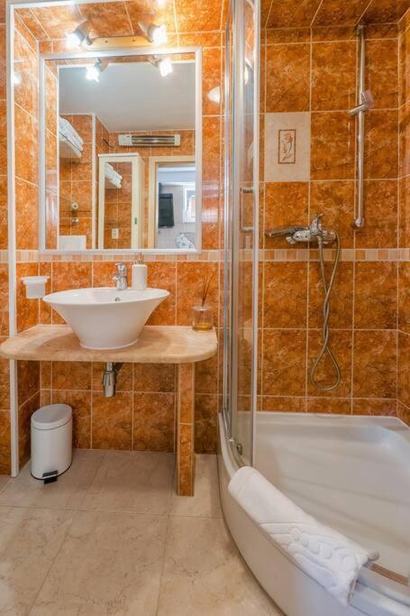 Relaxing 2Bd Apartment, Ground Floor - Walk To Old Town Split Extérieur photo