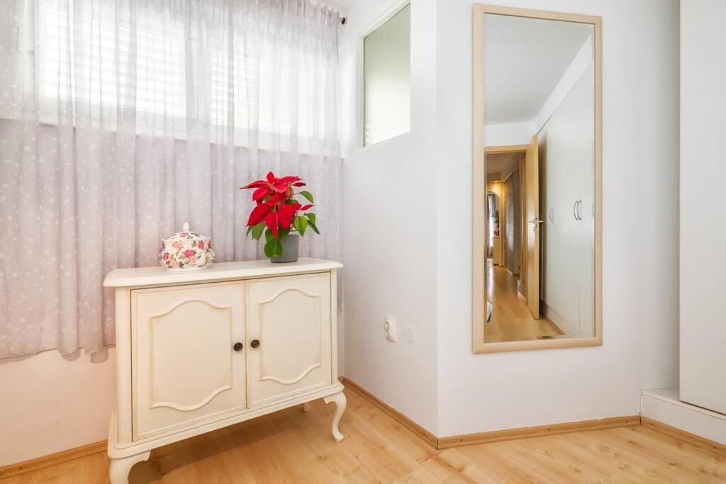 Relaxing 2Bd Apartment, Ground Floor - Walk To Old Town Split Extérieur photo