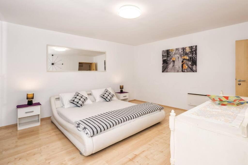 Relaxing 2Bd Apartment, Ground Floor - Walk To Old Town Split Extérieur photo